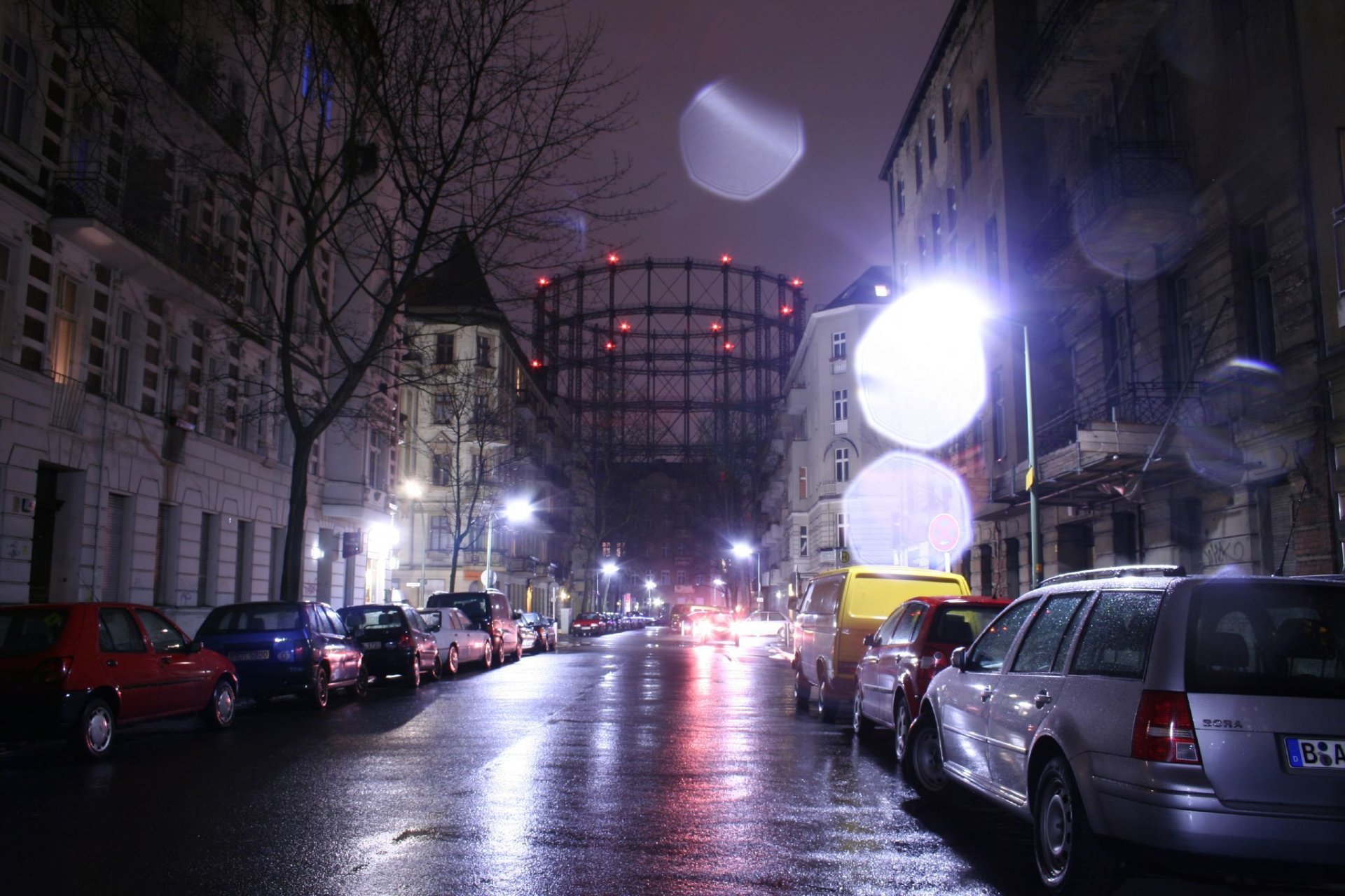 mächtiger gasspeicher im regen in der nacht autos nacht zuhause straße regen