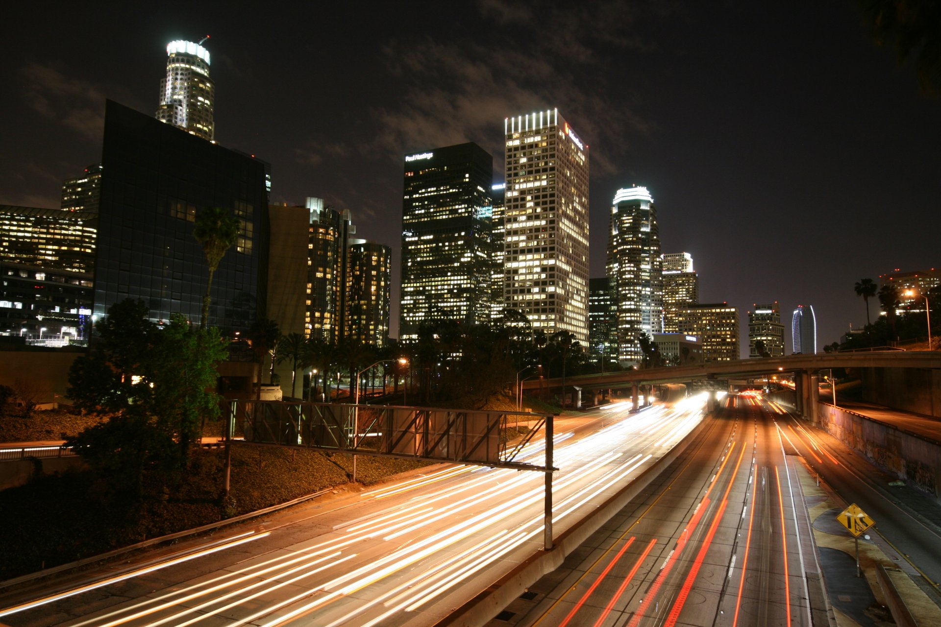 carretera noche edificios