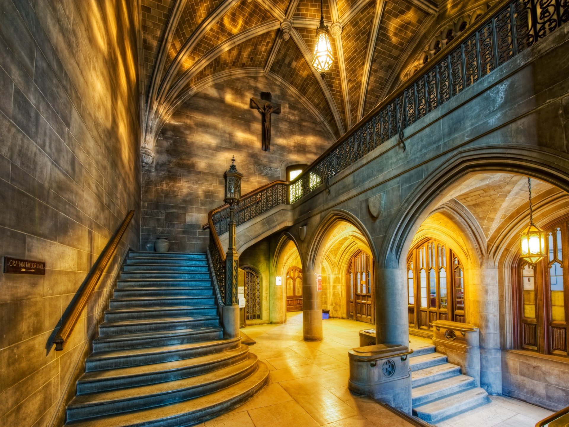 arches hdr église escalier