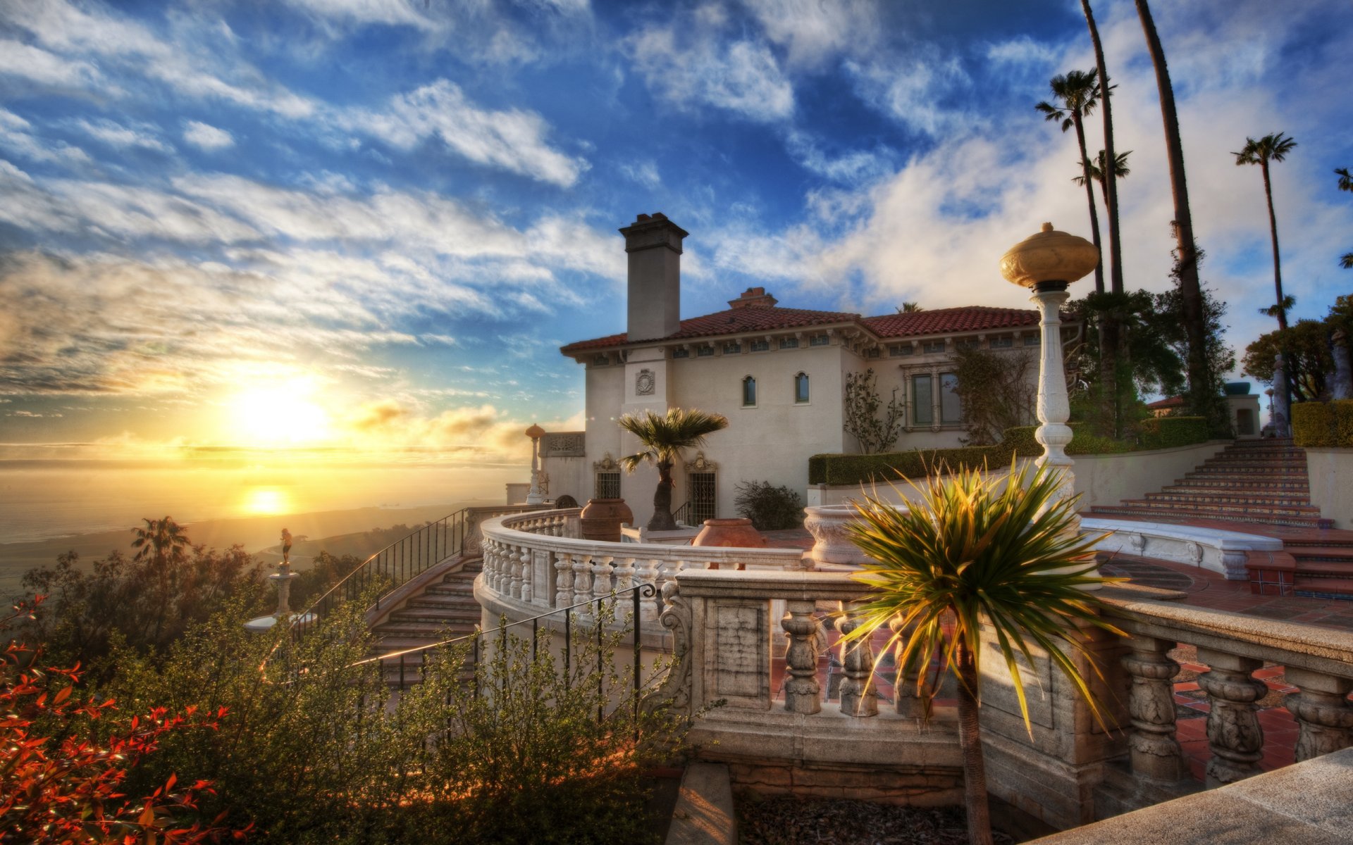 coucher de soleil château de hearst maison océan nuages