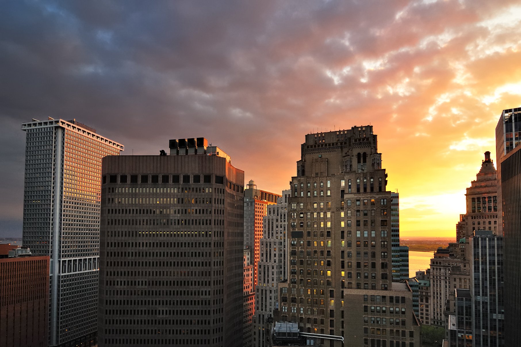 coucher de soleil manhattan new york bâtiments nuages