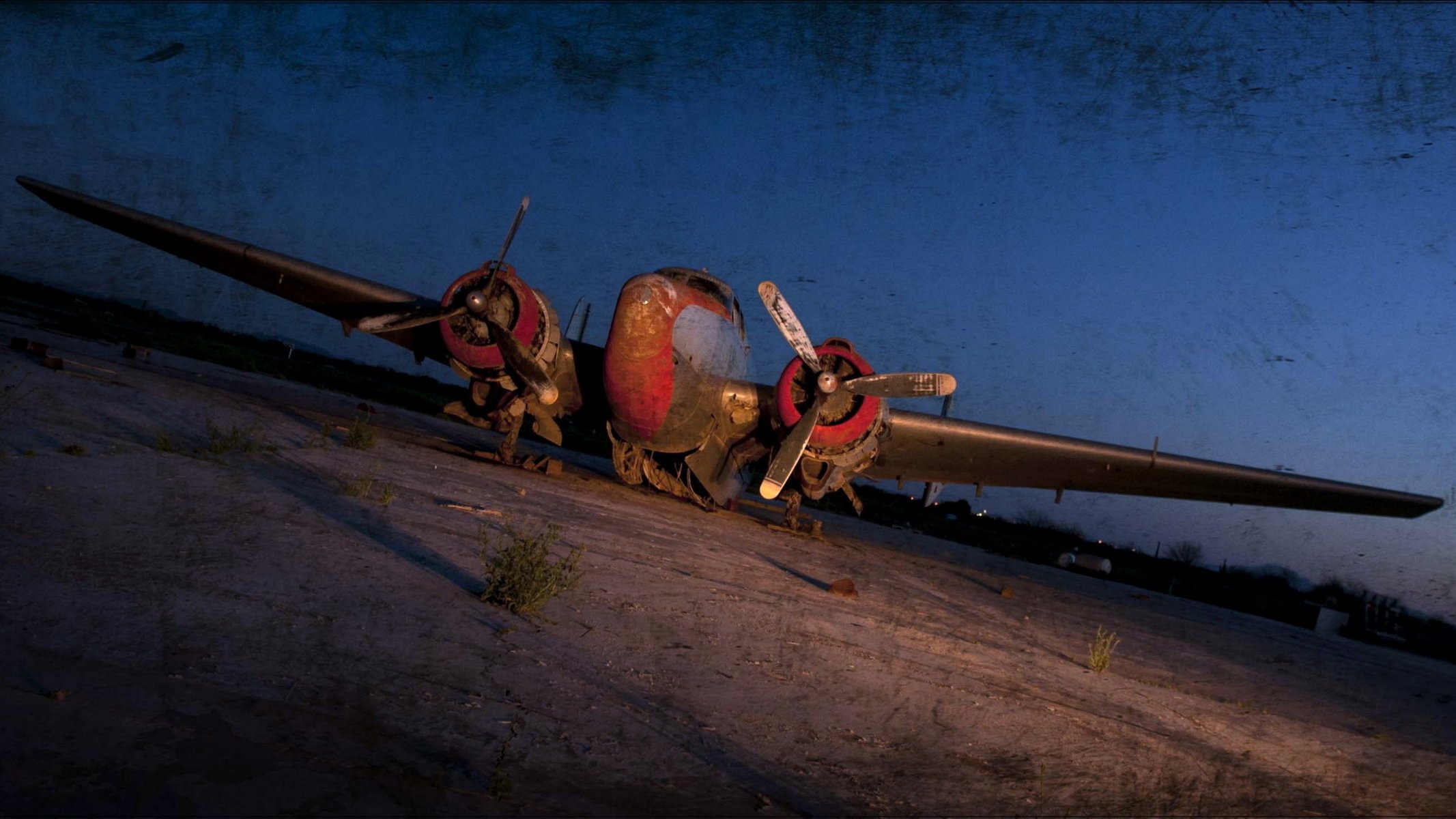 avión aeródromo noche