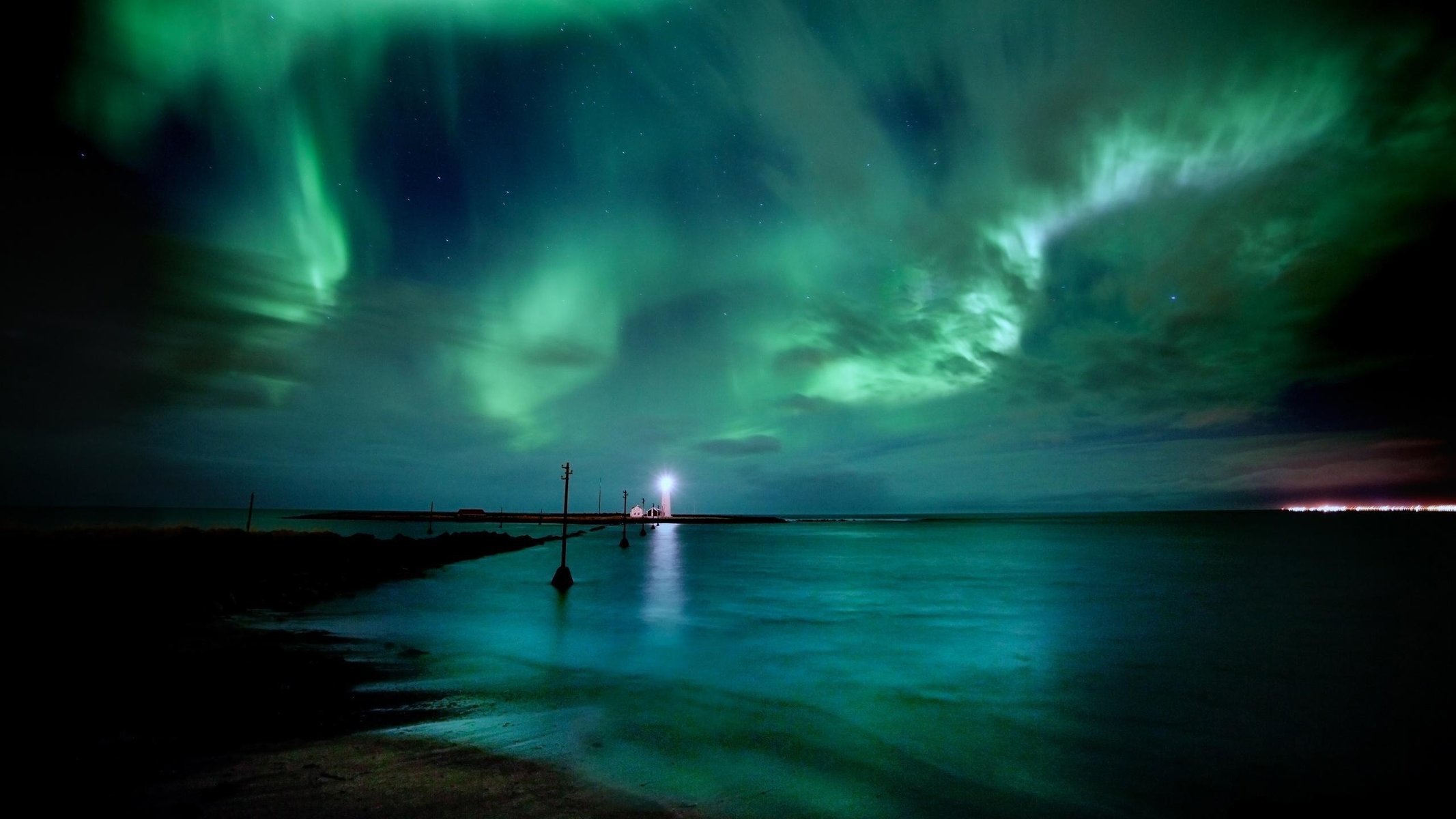 resplandor linternas faro aurora boreali