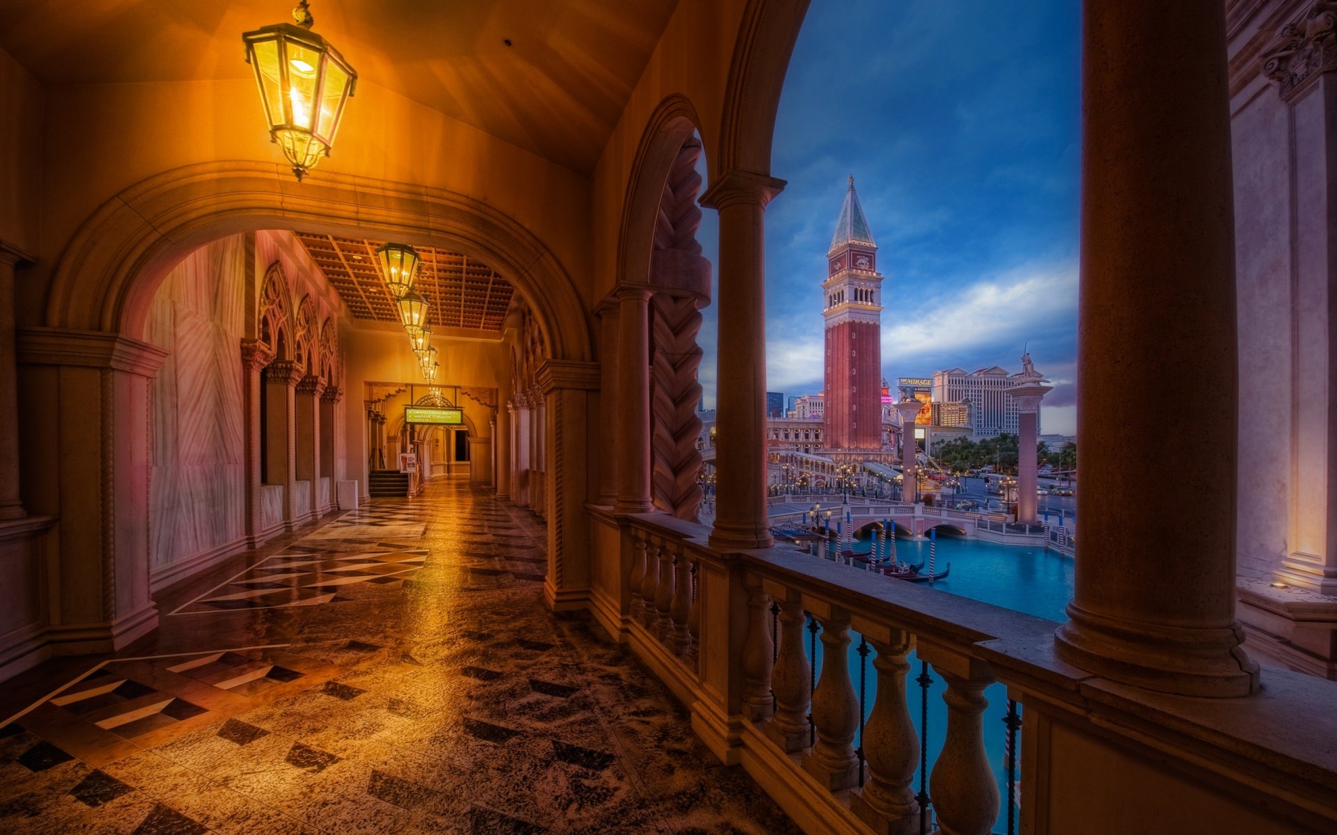 venise couloir balcon lanternes