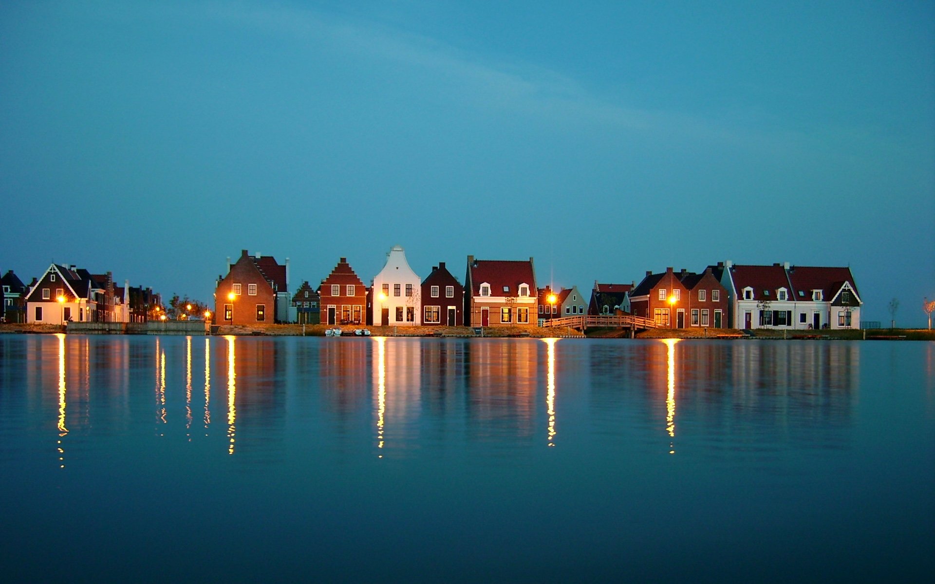 City naturals. Фрисландия Нидерланды. Город на воде. Домик на воде. Озеро в городе.