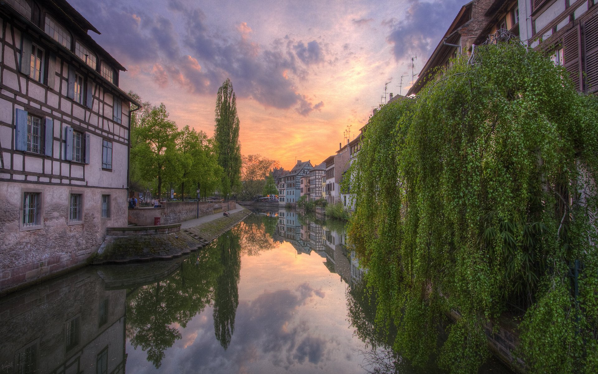 kanal bäume häuser wolken