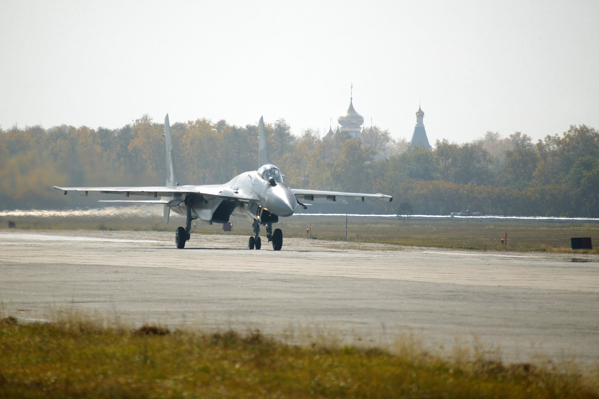 décollage automne piste église su-35