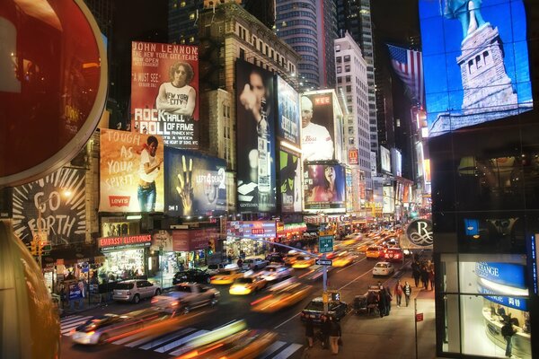 Verschwommener New York Times Square Nacht mit Autos