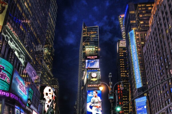 Anuncios brillantes en la ciudad de la noche