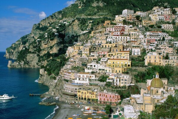 Casas escalando una montaña en la costa italiana