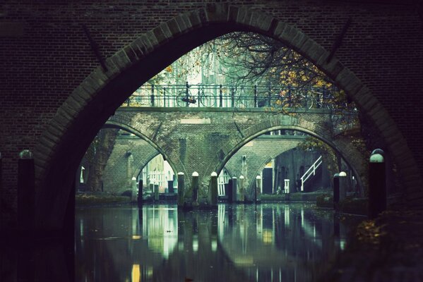 Vista del puente en el reflejo del río