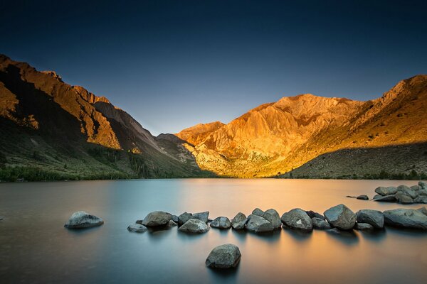 Montagne della California . Lago Nero