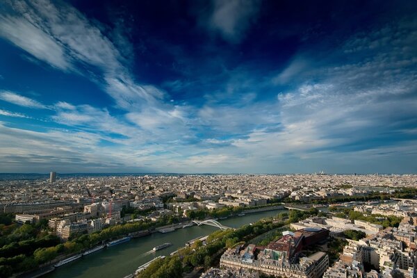 Cielo sopra Parigi cielo affascinante sulla città