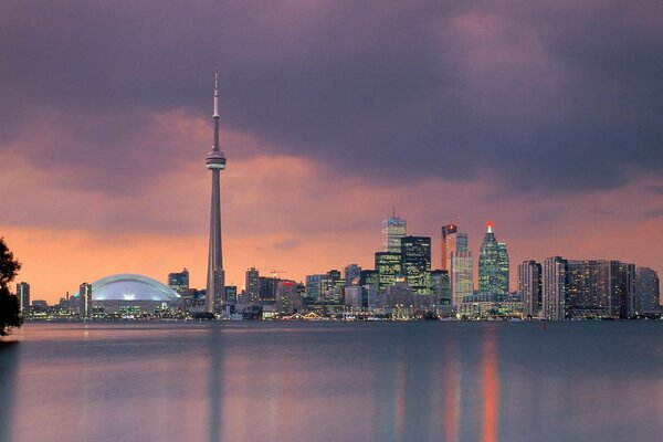 Lake Ontario und am fernen Ufer - die Stadt Toronto