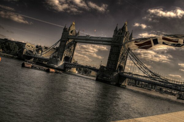 Bandiera sul London Bridge sul Tamigi