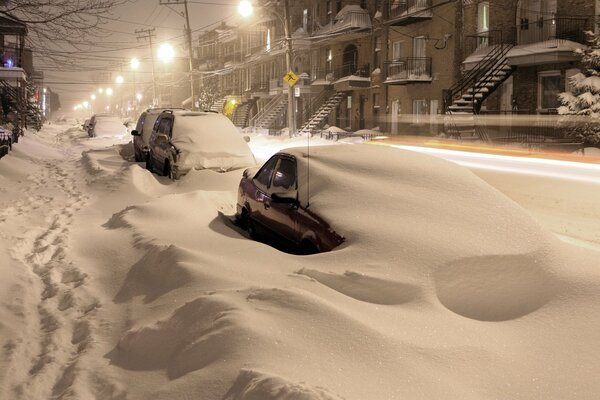 Auto sotto la neve bella notte