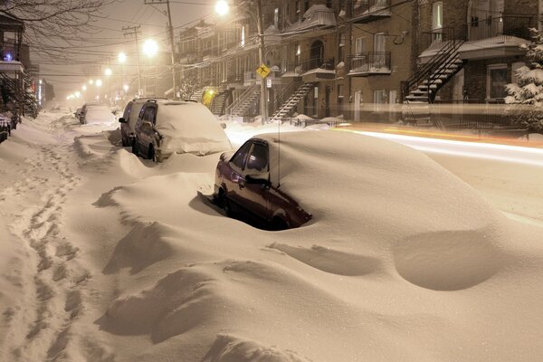 Машины под снегом красивая ночь