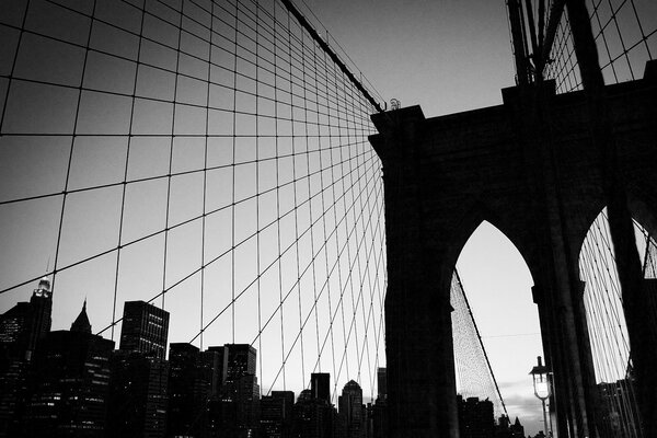 Ponte arco in bianco e nero con griglia