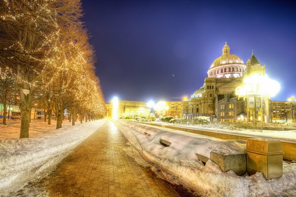 Boston por la noche: nieve, árboles y luces