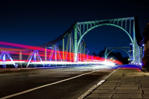 Иллюминация моста ночью - brücke