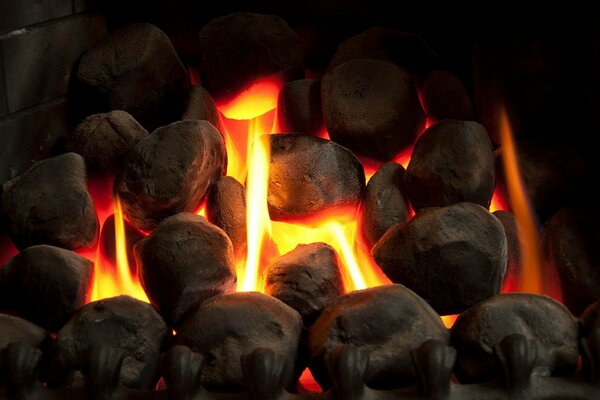 Il fuoco brucia nel camino, il calore e il comfort entrano nella stanza