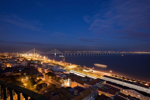 Noche sobre la ciudad. Ciudad en luces