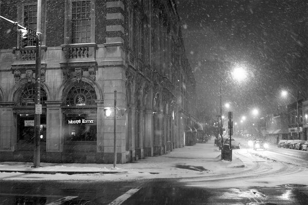 Foto di strada neve città notte