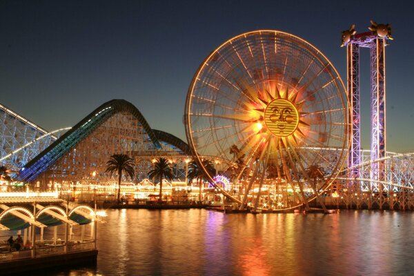 Parc d attractions dans les lumières de la nuit