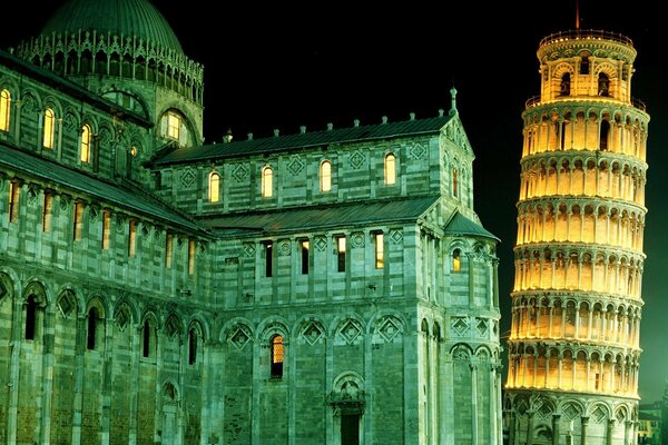 Incroyable éclairage de nuit de la tour penchée de Pise et d autres attractions