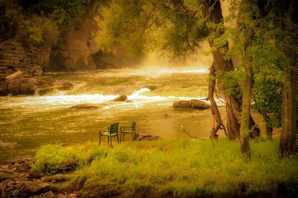 Chaises près de la rivière en été