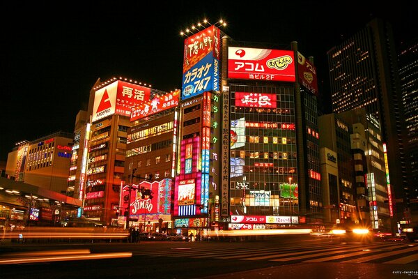 Luces promocionales de la ciudad nocturna en Asia