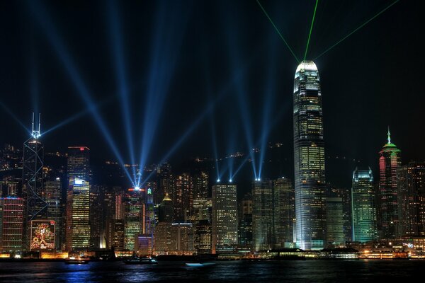Światła wież nocnego Hongkongu