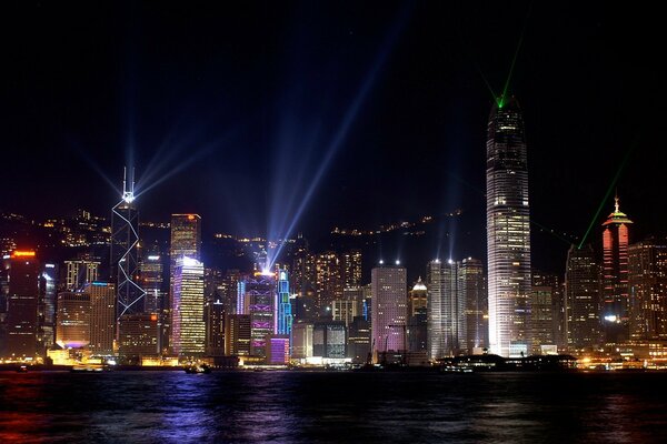 Luces de la gran ciudad en la bahía