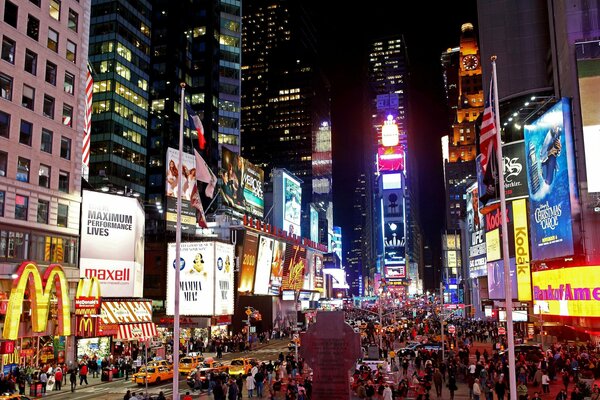 Por la noche, Times Square se abrió para los neoyorquinos