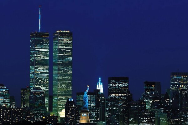 Vista nocturna de las torres gemelas de nueva York