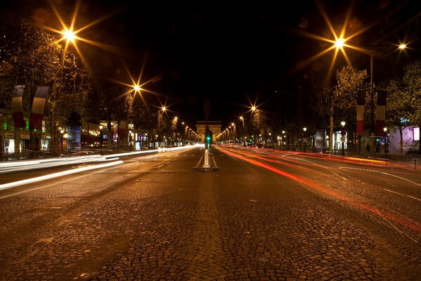 Luces de carretera nocturnas brillantes