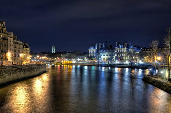 Luces nocturnas junto al río en París, Francia