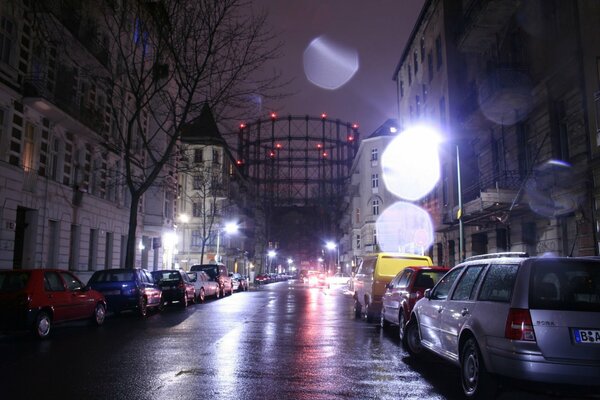 Réflexion de la lumière sur la route sous la pluie