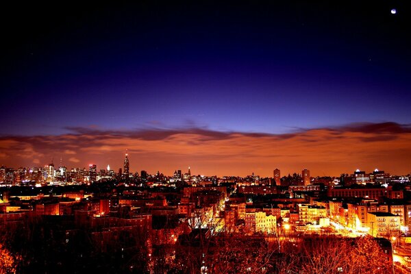 Hermosa puesta de sol y ciudad nocturna