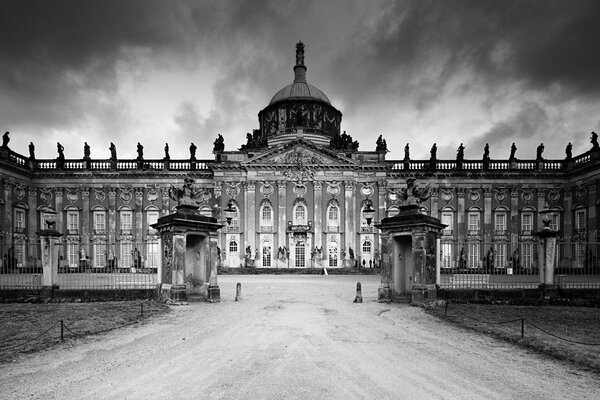 Images of the palace before a thunderstorm in summer