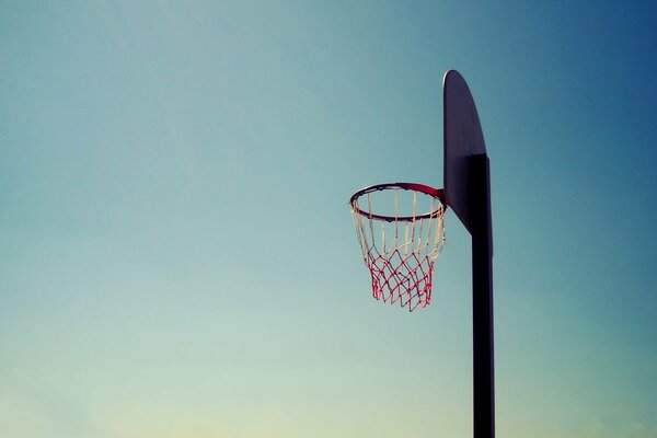 Canestro da basket contro il cielo