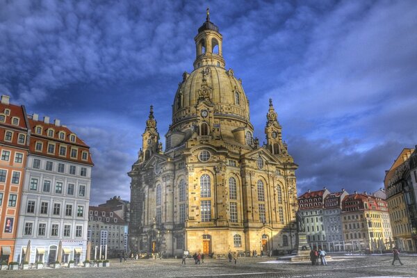 In der Stadt auf dem Gelände steht ein Denkmal, das von Wolken überrollt wird