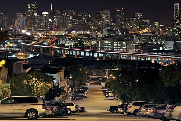 La chaîne des voitures de la nuit de San Francisco
