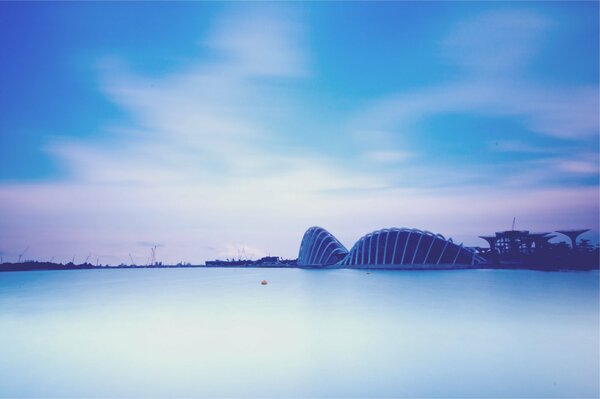 Nebulosa y azul sobre Singapur vespertino