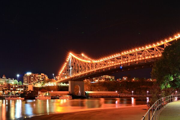 Beau pont sur fond de ciel nocturne