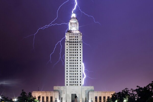 Spectacular lightning strike in the building