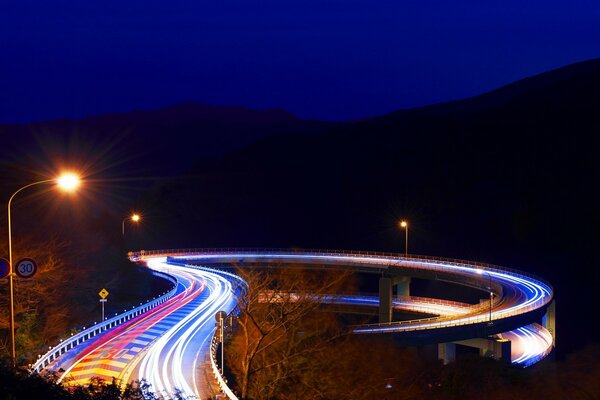 Японский мост ночью освещают фонари