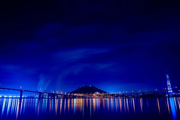 Puente nocturno enciende luces