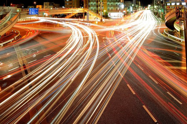 Autobahnlichter in Tokio. Helle Straße