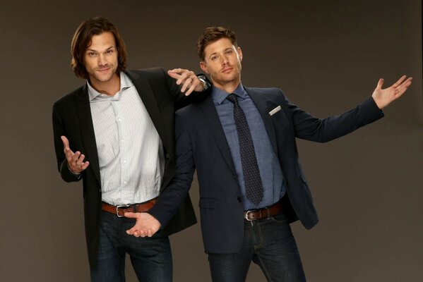 Acteurs mignons avec Supernatural en costumes